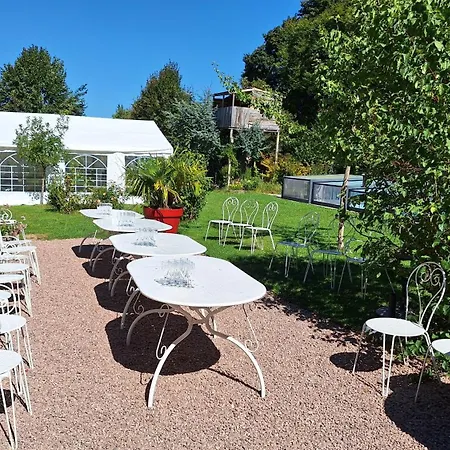 Au Puy Des Verites Bed & Breakfast