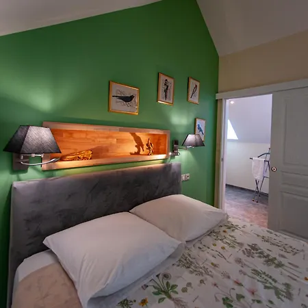 Au Puy Des Verites Bed & Breakfast