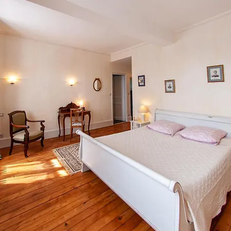 Au Puy Des Verites Bed & Breakfast Lapalisse
