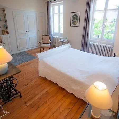 Au Puy Des Verites Bed & Breakfast Lapalisse